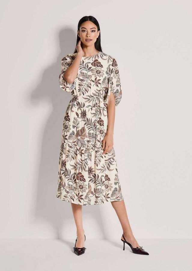 MADELEINE Maxikleid Viskosekleid mit floralem Design Sommerkleid mit Rundhals mit Schlitz, Bindeband, Knielänge und Halbarm von MADELEINE