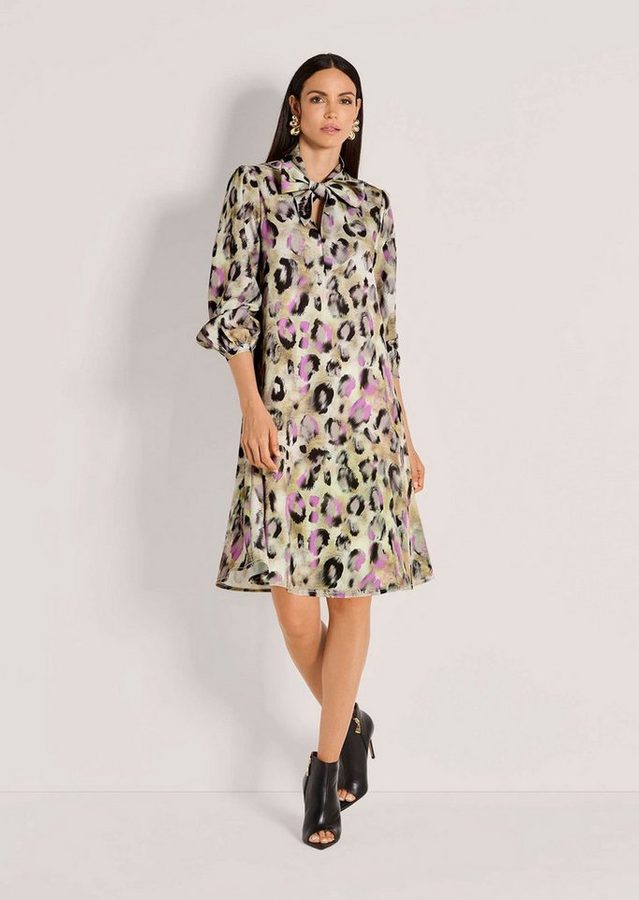 MADELEINE Midikleid Fließendes Design mit Animal-Print V-Ausschnitt mit Schluppe, knielang, Langarm von MADELEINE