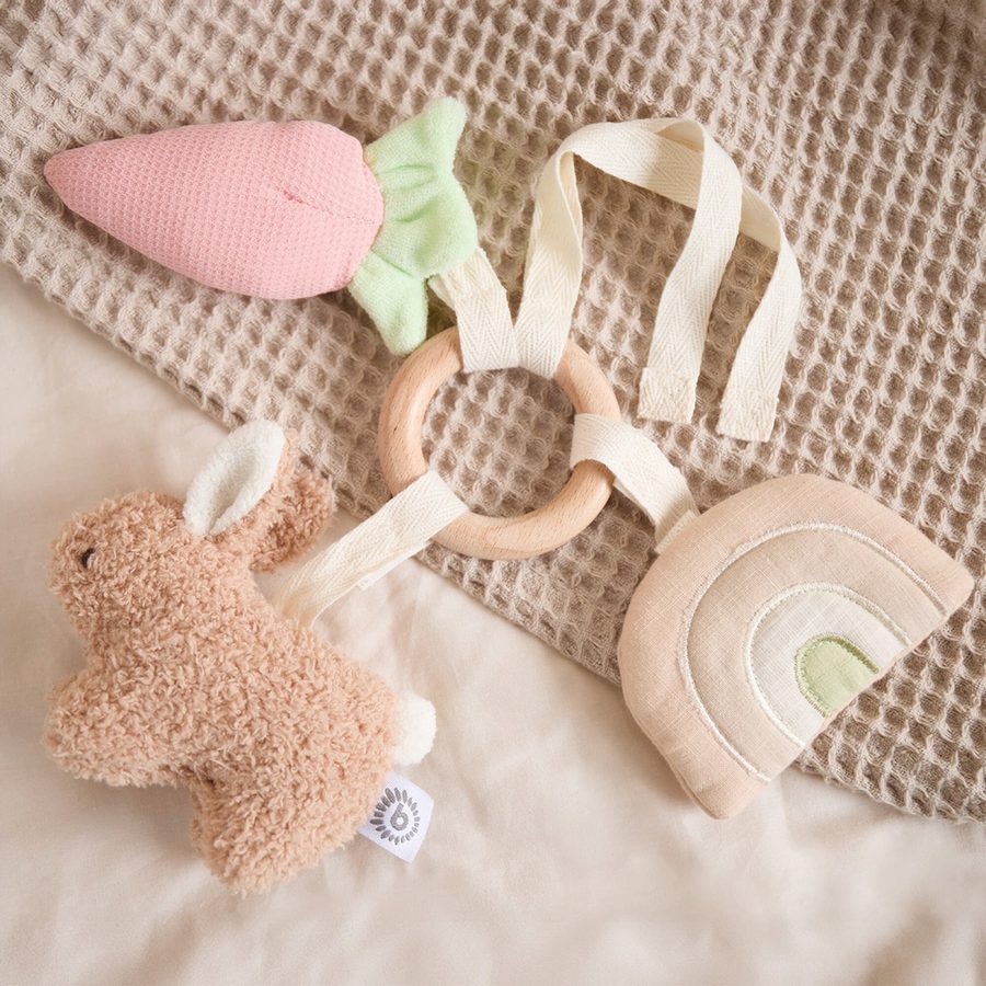 Bieco Activity Spielzeug Hase aus Boucle - Ab Geburt von Bieco